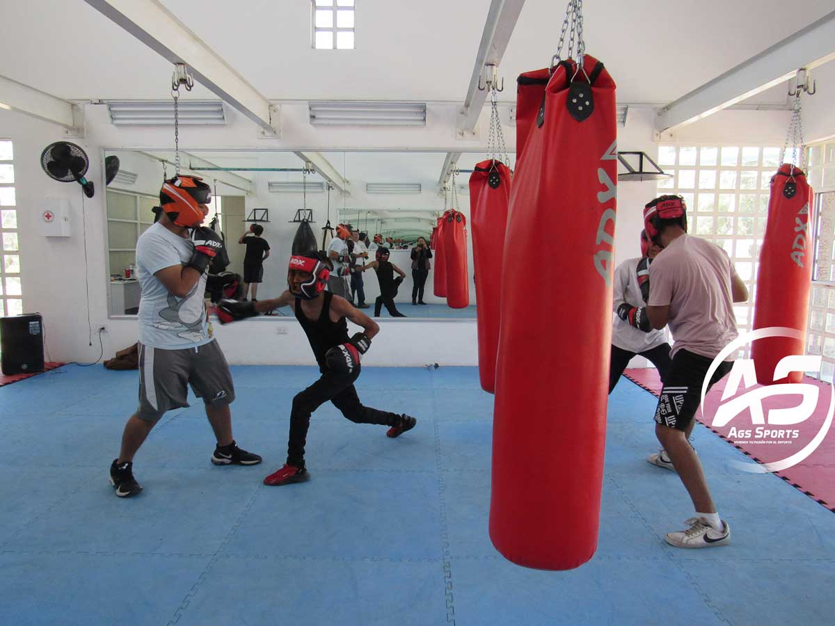 Practica box de forma gratuita en la Casa del Adolescente para desarrollar sus talentos y convivir con otras personas de su edad.