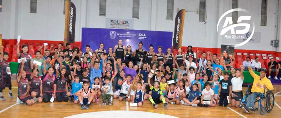 Panteras Femenil visita Pabellón de Arteaga para convivir con sus aficionados.