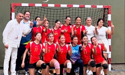 Con paso arrollador Aguascalientes logró el oro en el Handball de los Juegos CONADE 2024, tras imponerse en todos sus encuentros y cerrar con un triunfo sobre Chihuahua. En una maratónica jornada de duelos finales en el Centro de Convenciones XXI de Campeche, las aguascalentenses consiguieron subir a lo más alto del podio en la categoría cadete, tras coronarse de manera invicta, ya que no perdieron ningún juego desde la fase de grupos. Este jueves, desde temprana hora comenzaron los duelos eliminatorios, y en la ronda de cuartos de final, Aguascalientes venció a Colima, para luego dar cuenta de Durango en la semifinal y por último doblegar a Chihuahua para quedarse con el oro. Mientras que en la rama varonil, los hidrocálidos perdieron en cuartos de final frente al Estado de México. Resultados: Cuartos de final Femenil Aguascalientes 12-4 Colima Varonil Estado de México 21-16 Aguascalientes Semifinal Femenil: Durango 15-20 Aguascalientes Final Femenil: Aguascalientes 17-6 Chihuahua