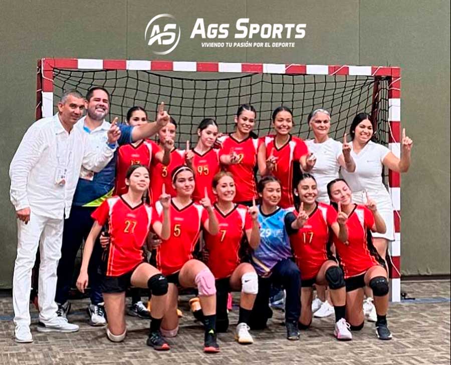 Con paso arrollador Aguascalientes logró el oro en el Handball de los Juegos CONADE 2024, tras imponerse en todos sus encuentros y cerrar con un triunfo sobre Chihuahua. En una maratónica jornada de duelos finales en el Centro de Convenciones XXI de Campeche, las aguascalentenses consiguieron subir a lo más alto del podio en la categoría cadete, tras coronarse de manera invicta, ya que no perdieron ningún juego desde la fase de grupos. Este jueves, desde temprana hora comenzaron los duelos eliminatorios, y en la ronda de cuartos de final, Aguascalientes venció a Colima, para luego dar cuenta de Durango en la semifinal y por último doblegar a Chihuahua para quedarse con el oro. Mientras que en la rama varonil, los hidrocálidos perdieron en cuartos de final frente al Estado de México. Resultados: Cuartos de final Femenil Aguascalientes 12-4 Colima Varonil Estado de México 21-16 Aguascalientes Semifinal Femenil: Durango 15-20 Aguascalientes Final Femenil: Aguascalientes 17-6 Chihuahua