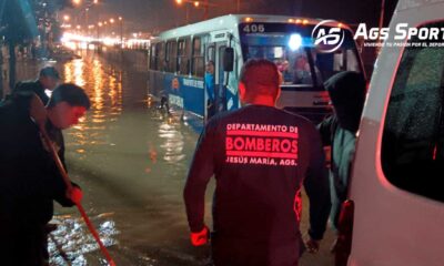 Auxilian bomberos de Jesús María a ciudadanos tras inundación