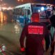 Auxilian bomberos de Jesús María a ciudadanos tras inundación