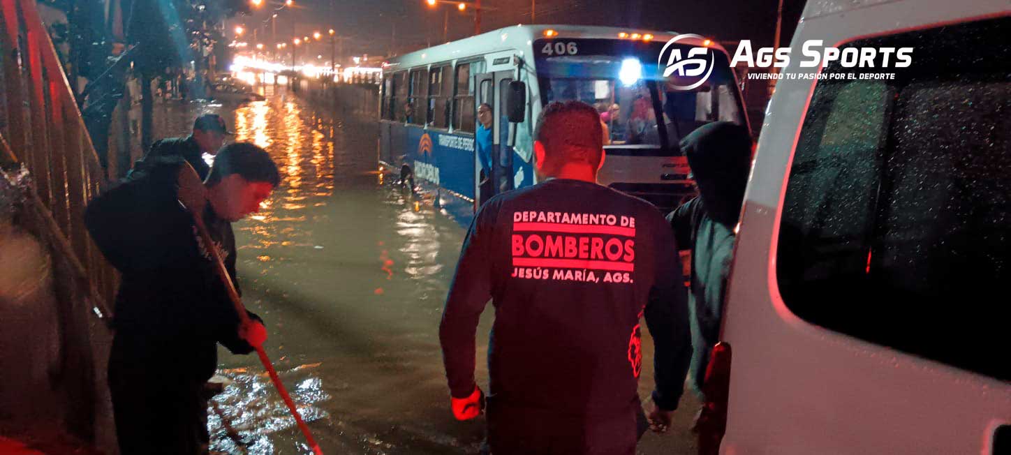 Auxilian bomberos de Jesús María a ciudadanos tras inundación