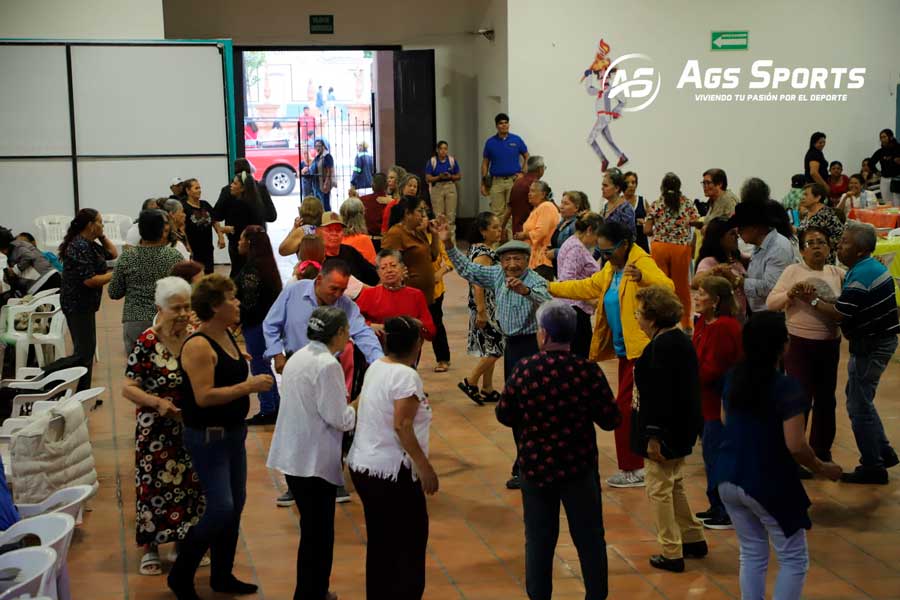 Diversión para adultos mayores en la feria de los chicahuales 2024 en Jesús María.