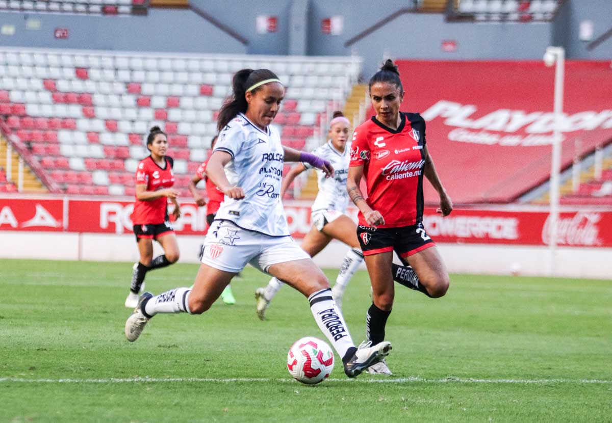 Victoria Rojinegra ante Centellas del Necaxa Femenil en Aguascalientes