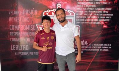 Firma futbolista hidrocálido Roberto Ibarra con Fuerzas Básicas de Mineros