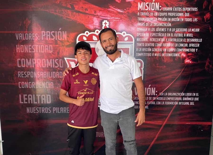 Firma futbolista hidrocálido Roberto Ibarra con Fuerzas Básicas de Mineros