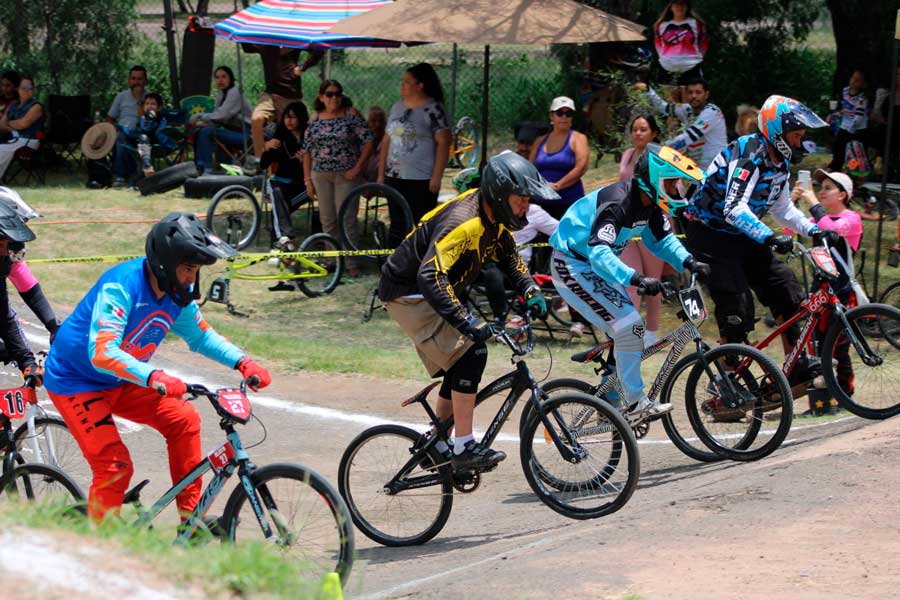 Cerrada competencia se vive en el Torneo Municipal 2024 BMX Race