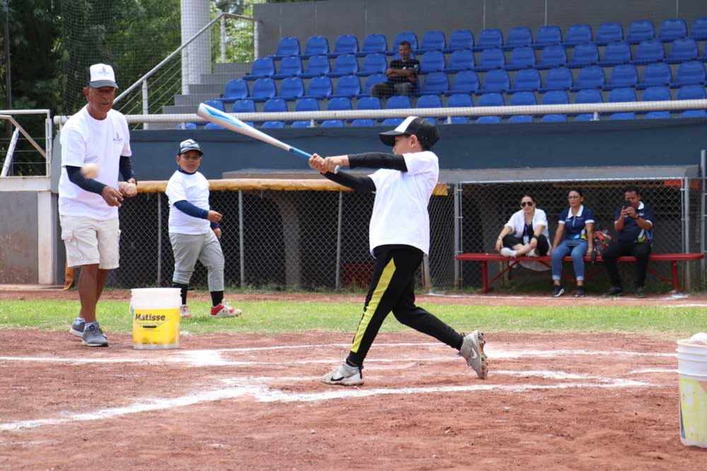 IDEA invita a la Academia de Béisbol de Fogoneros.