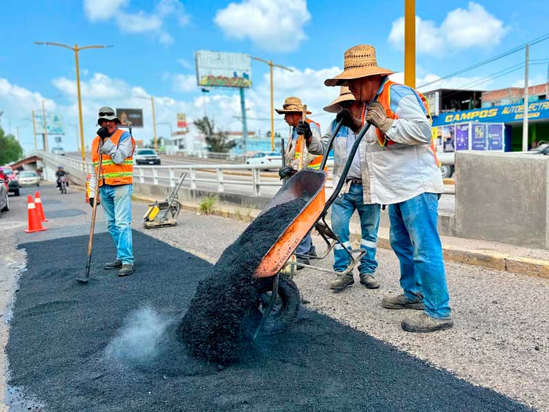 Refuerza obras públicas municipales rehabilitación vial en Avenida Aguascalientes Sur