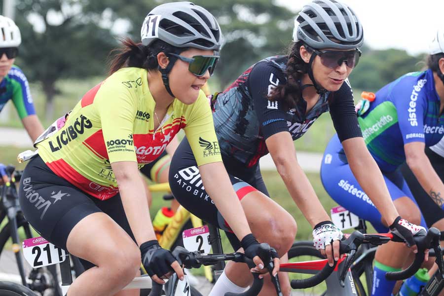 Arriba Marcela Prieto con el pelotón puntero a la meta de la Vuelta Femenina en Costa Rica