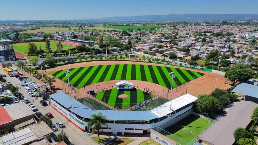 La Gobernadora Tere Jiménez entrega obras de remodelación del parque de beisbol de Pabellón de Arteaga