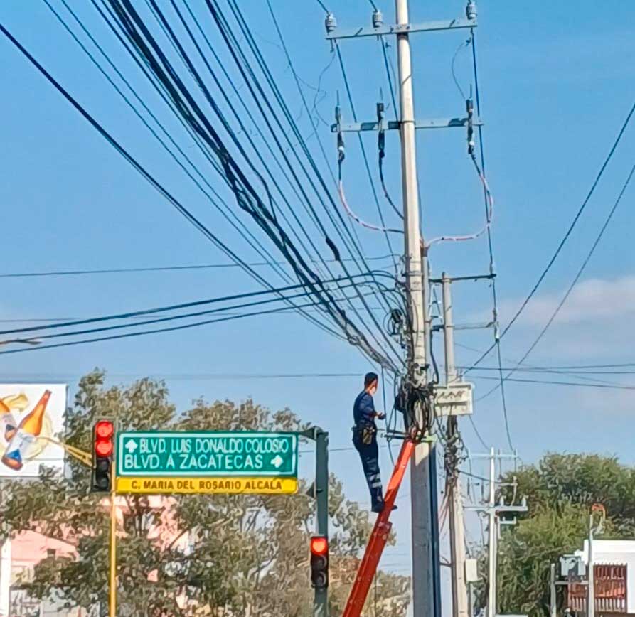 Refuerza municipio de Aguascalientes operativo de retiro de cables en desuso en avenida Independencia