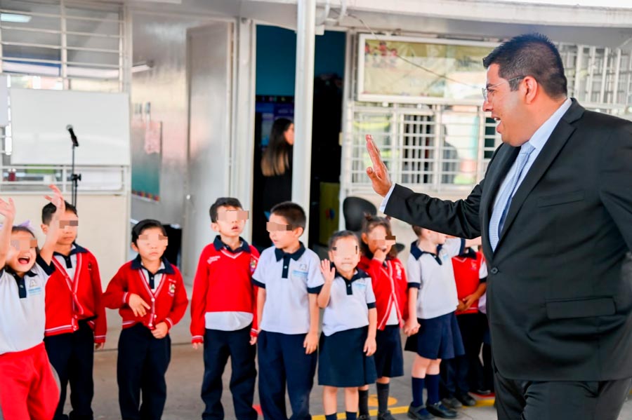 César Medina pone en marcha el programa "Presidente en tu Escuela"