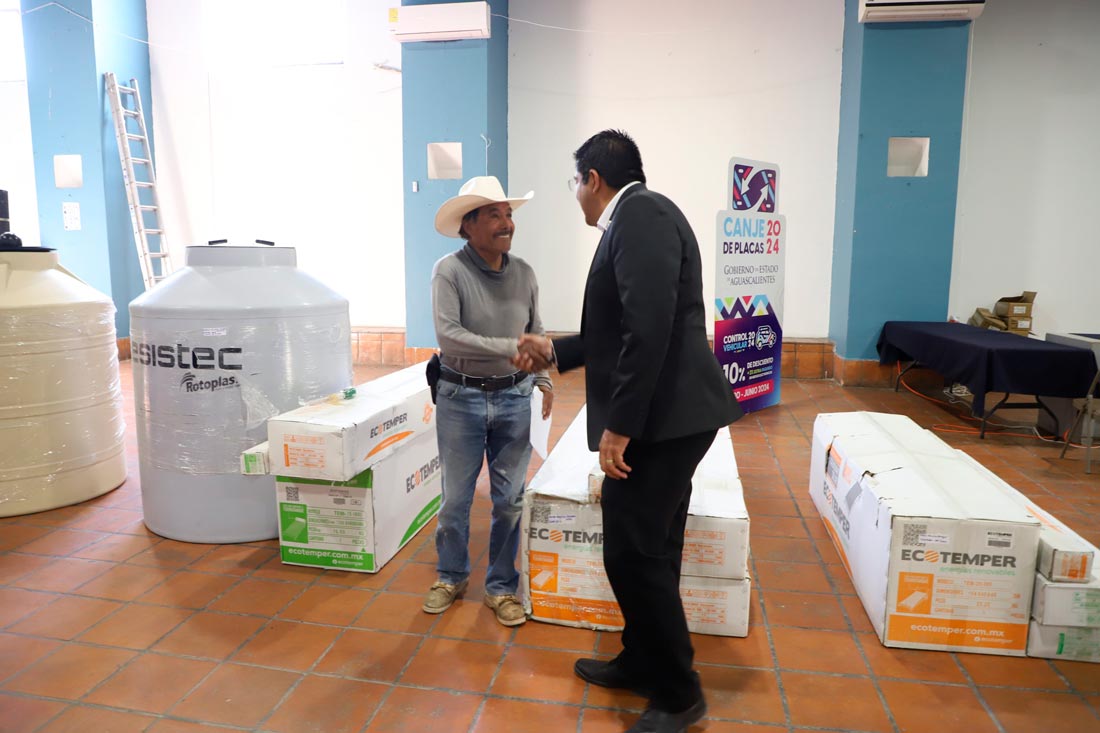 Entrega César Medina tinacos calentadores solares y cisternas a familias del Municipio de Jesús María