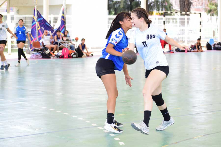 Intenso fogueo tendrá la Escuela de Handball Norte en Aguascalientes Intenso fogueo tendrá la Escuela de Handball Norte frente a selectivos de Guanajuato, ya que realizarán un tope preparatorio, con miras al Macro Regional 2025. Desde las 9:00 y hasta pasadas las 18:00 horas, se disputarán los encuentros entre los equipos Cadete y Juvenil, tanto en las ramas varonil y femenil, esto en la Velaria Susana Núñez Ojeda, del Instituto del Deporte del Estado de Aguascalientes (IDEA). En total, cada escuadra disputará tres encuentros y la hora de la comida será entre las 14:00 y las 15:00 horas. Programación de juegos: 9:00 Cadete Femenil 9:45 Cadete Varonil 10:30 Juvenil Femenil 11:15 Juvenil Varonil 12:00 Cadete Femenil 13:30 Juvenil Femenil 14:15 Juvenil Varonil 15:00 Cadete Femenil 15:45 Cadete Varonil 16:30 Juvenil Femenil 15:15 Juvenil Varonil