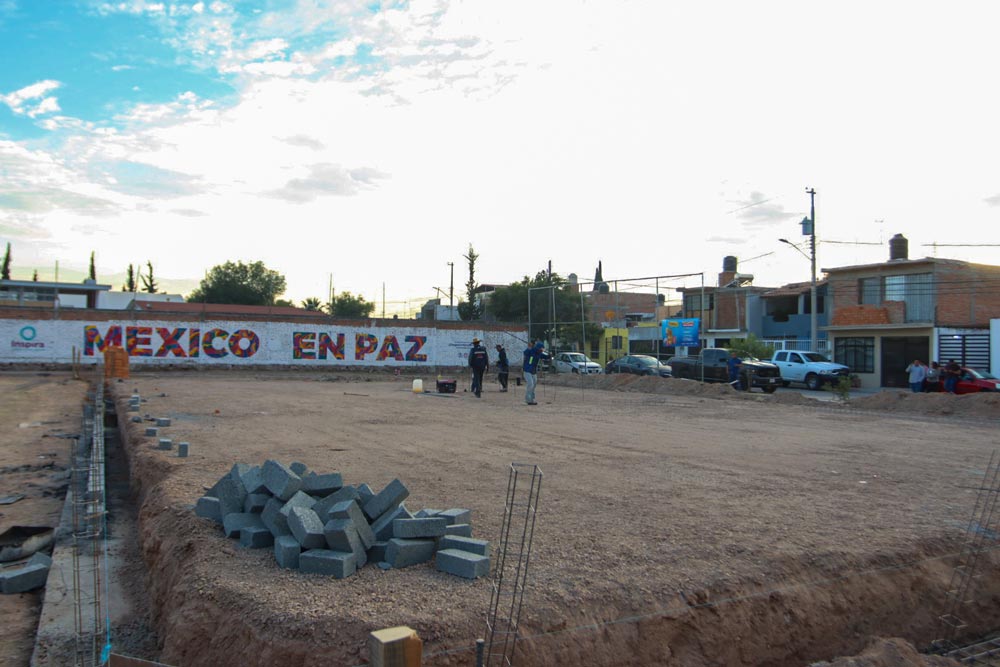 Avanza construcción de nueva cancha de fútbol de pasto sintético en Parque Villas del Oeste