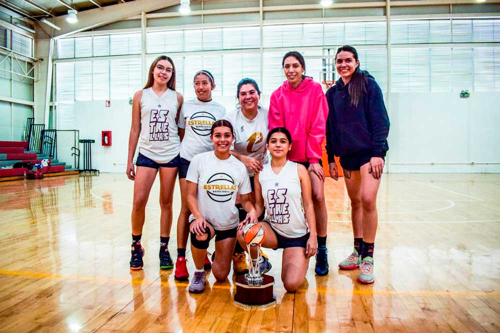 Blenders se quedó con el trofeo de campeón de la categoría Intermedia Femenil 