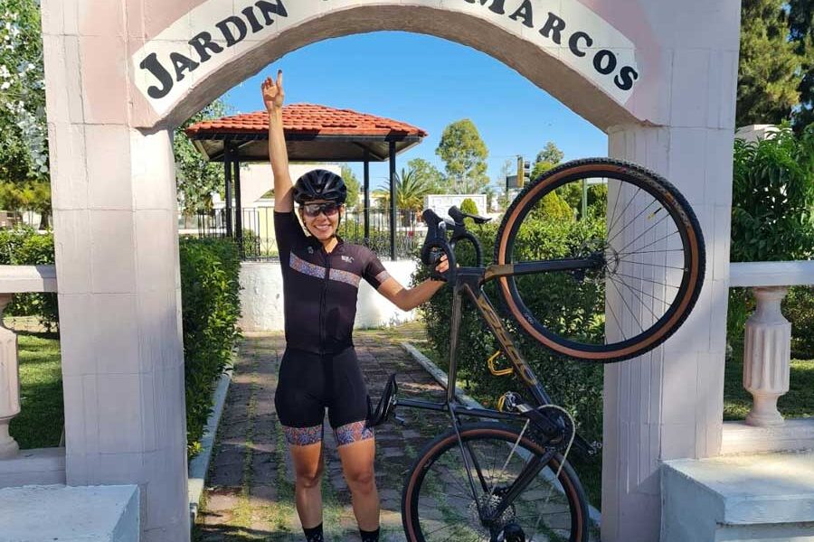 Brenda Santoyo alcanza una destacada segunda posición en el Belgian Waffle Ride México en Querétaro.