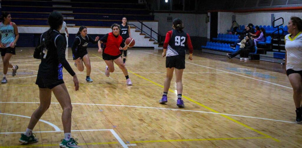 Cougars se corona campeón del torneo femenil del Grinch de básquetbol en un emocionante enfrentamiento contra Mystic.