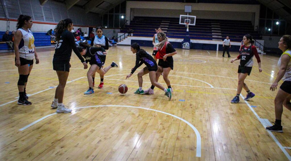 Cougars se corona campeón del torneo femenil del Grinch de básquetbol en un emocionante enfrentamiento contra Mystic.