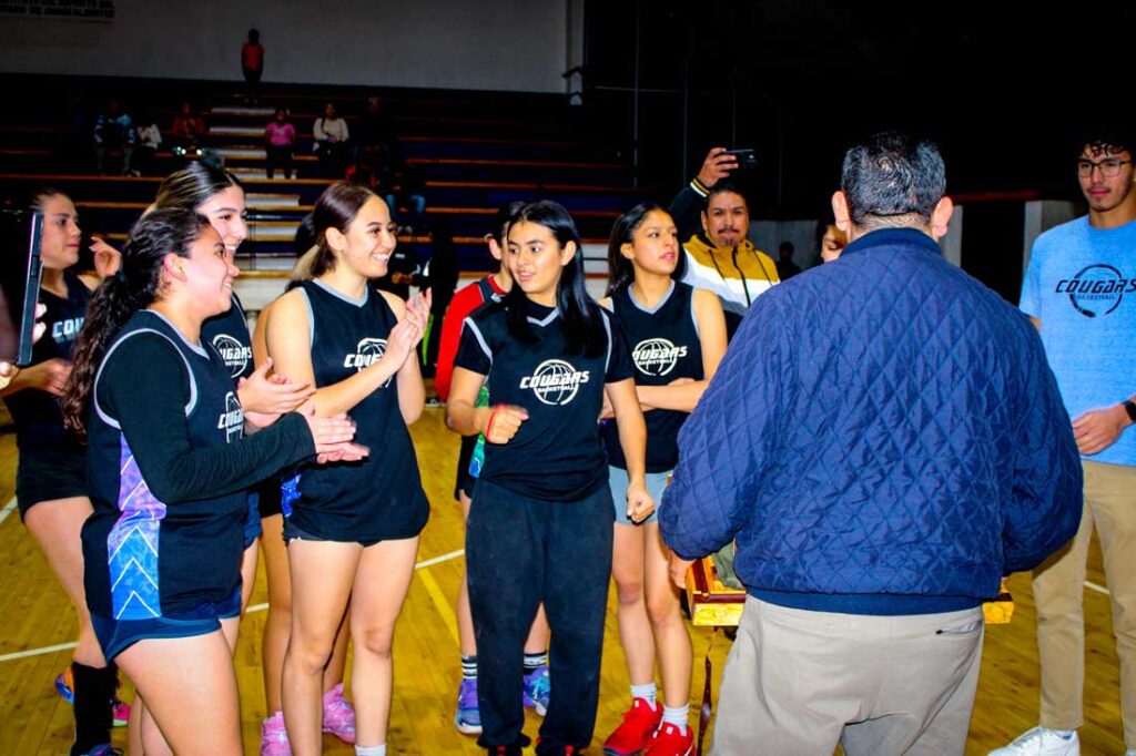 Cougars se corona campeón del torneo femenil del Grinch de básquetbol en un emocionante enfrentamiento contra Mystic.