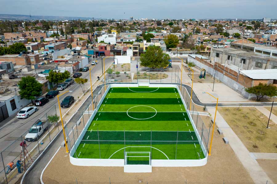 Alcalde de Aguascalientes Leo Montañez entrega cancha de Futbol en el Parque Villas del Oeste