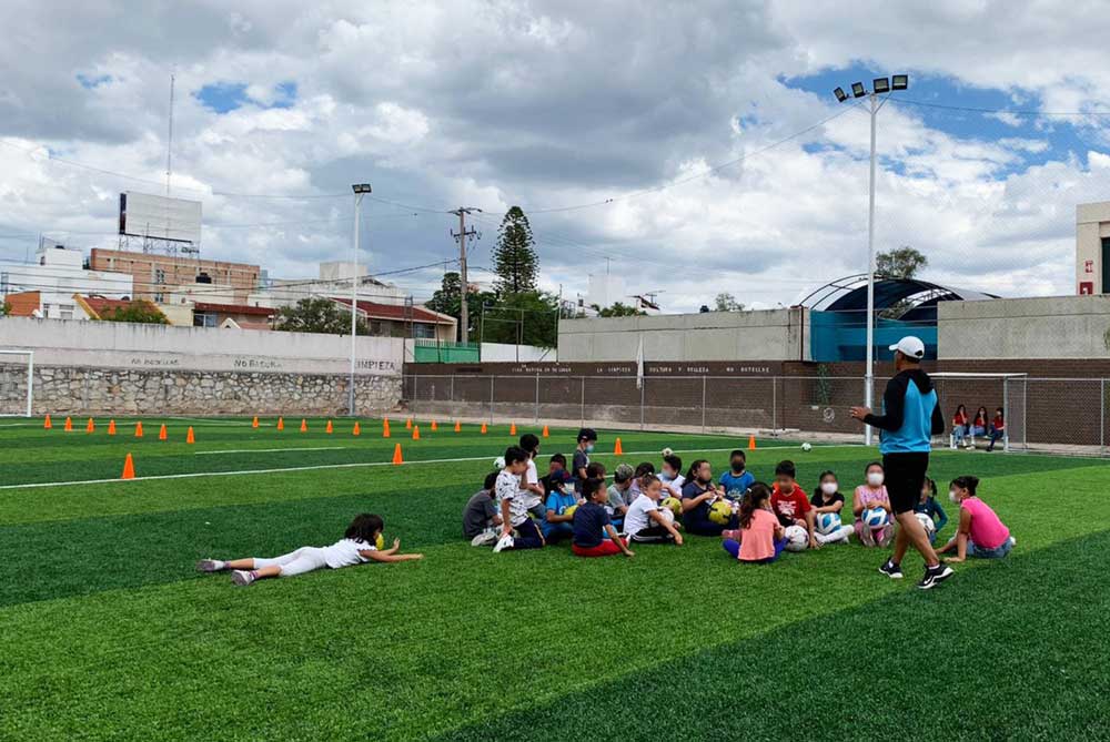 Disfruta de los servicios del Centro de Seguridad Social del IMSS con actividades deportivas culturales y recreativas.