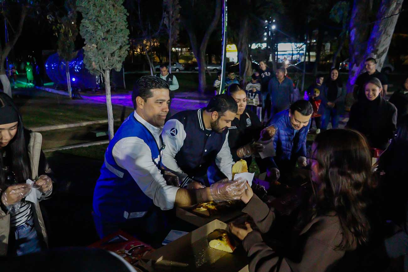 Leo Montañez asistió al parque Hidalgo para presenciar la última función de «El Esplendor de la Navidad