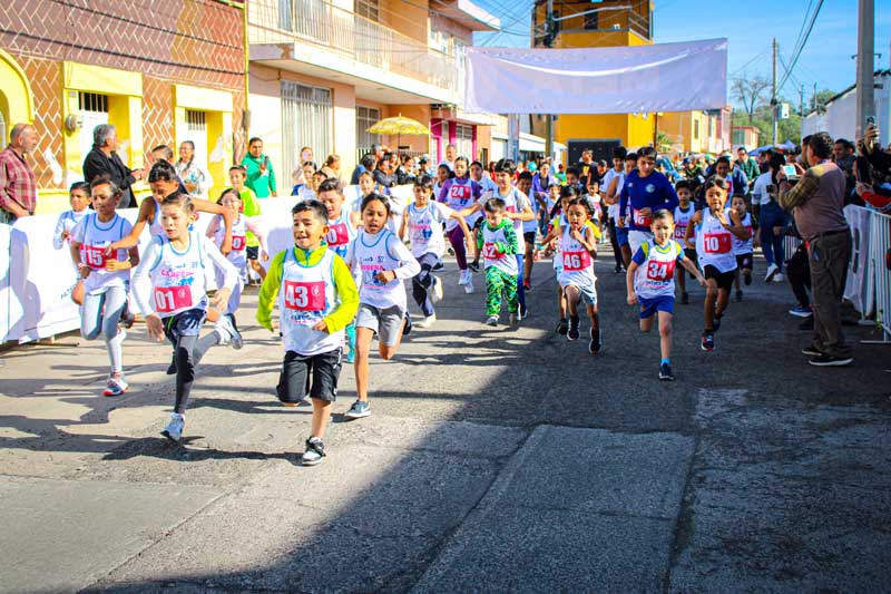 Rubén Emilio Gámez y Reidi Alejandra Reyes: Ganadoras de la competencia infantil de un kilómetro en la Divina Providencia 2025