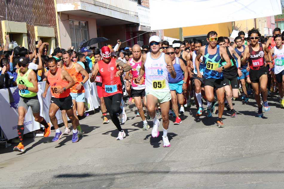 Triunfo para Saúl Acosta Muro y Martha Iris Vázquez Becerra en la carrera atlética Divina Providencia 2025