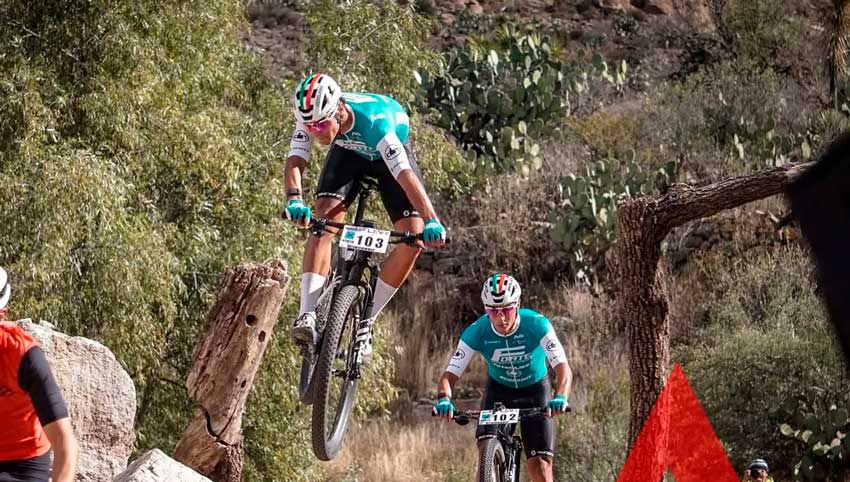 Ciclistas de Aguascalientes en la Gran Camiño de ruta en la Comunidad Autónoma de Galicia.