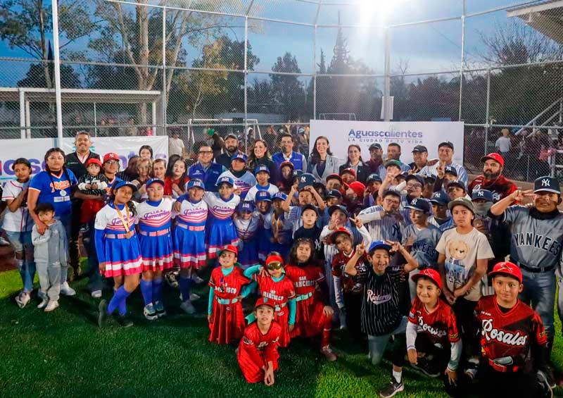 Leo Montañez entregó obras de rehabilitación del campo de beisbol en Santa Anita I